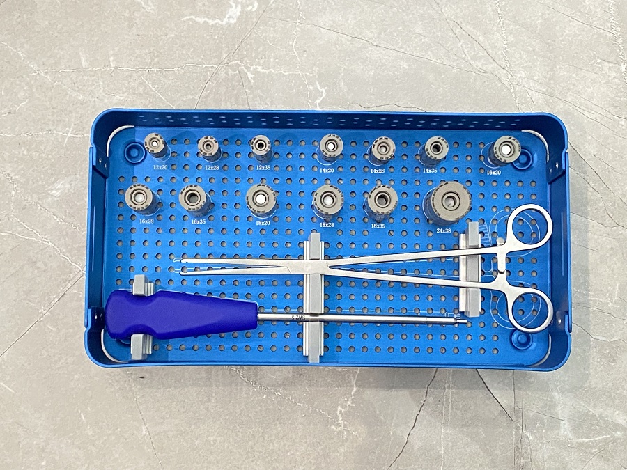Juego de instrumentos con caja de titanio expandible 