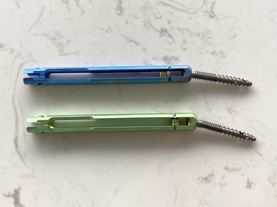 Tornillo espinal mínimamente invasivo