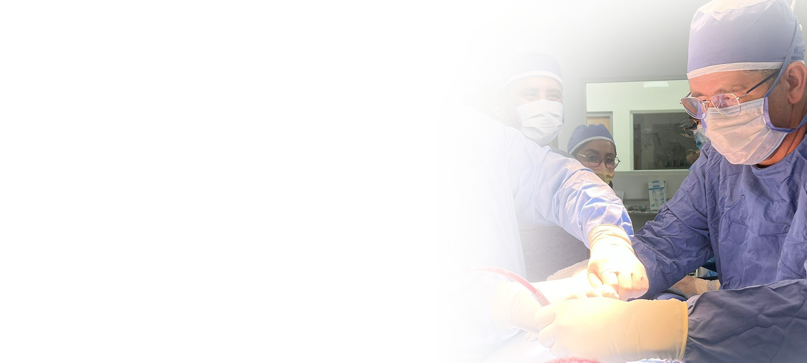 Equipo de cirug&iacute;a de fusi&oacute;n cervical en el quir&oacute;fano
